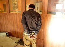 کارفرما با بیل کارگرش را در پردیس کشت