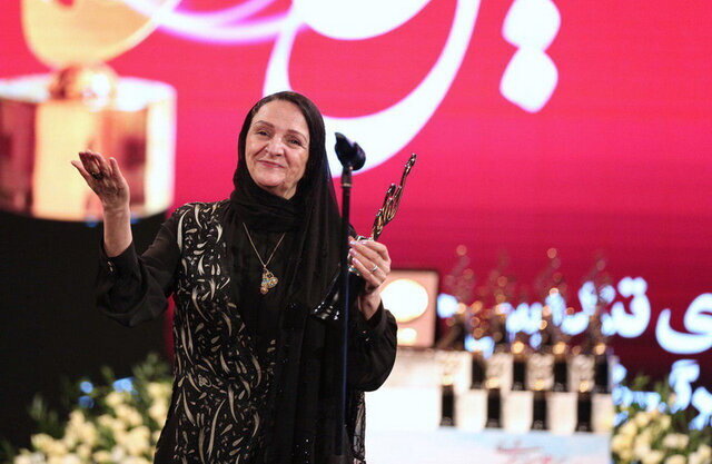 گلاب آدینه «بانوی محبوب من» را روی صحنه می‌برد