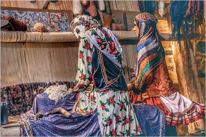 وقتی گلیم قالی بافان از آب بیرون نمی آید