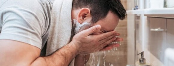 ۷ قانون در شستن صورت، تا پوستی سالم داشته باشیم