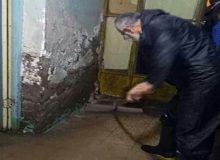 امام‌ جمعه آبادان پا به پای مردم/ تخلیه منازل آب‌گرفته با لباس مبدل+ عکس