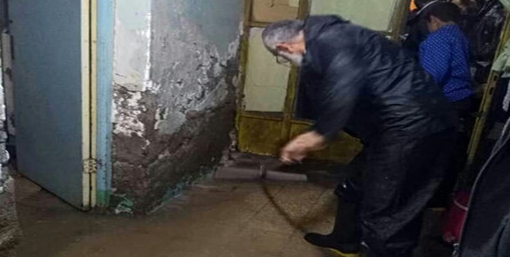 امام‌ جمعه آبادان پا به پای مردم/ تخلیه منازل آب‌گرفته با لباس مبدل+ عکس