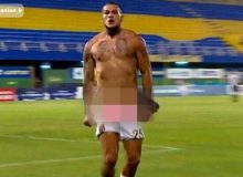 لخت شدن بازیکن اروگوئه ای بعد از گلزنی !