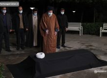 رهبر معظم انقلاب بر پیکر آیت‌الله مصباح یزدی نماز خواندند