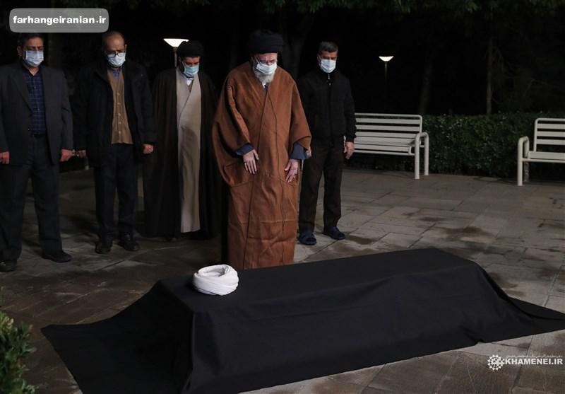 رهبر معظم انقلاب بر پیکر آیت‌الله مصباح یزدی نماز خواندند