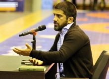 آقای دبیر! با این دست فرمان جلو برو