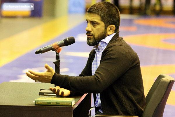 آقای دبیر! با این دست فرمان جلو برو