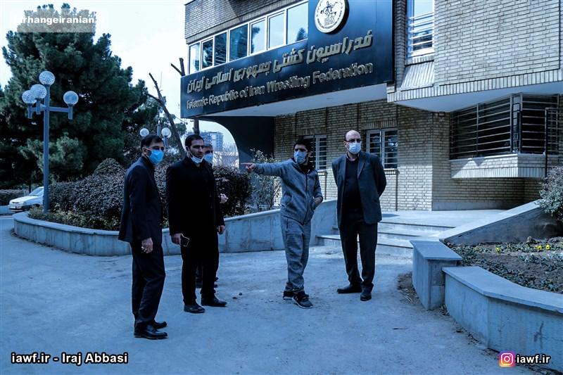 میزبانی از معاون قهرمانی وزارت ورزش با لباس غیر رسمی ؟!