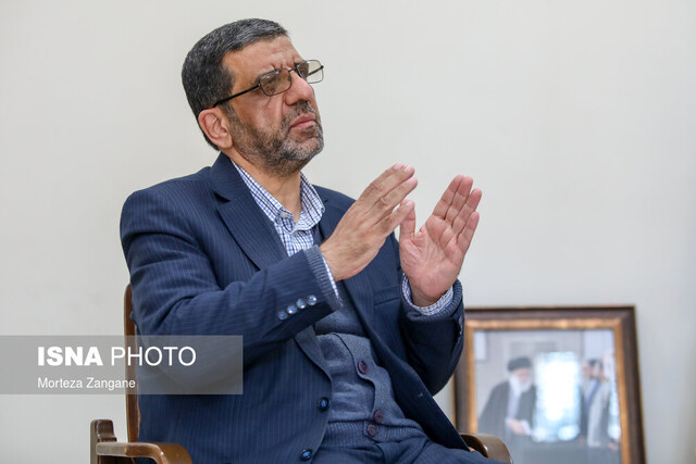 ضرغامی: رییس جمهور آینده زیر میز ساختارهای ناکارآمد بزند