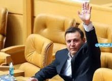 آقای عزیزی خادم ! با سیاست “یک بام و دو هوا” به جایی نمی رسی / فرصت ها بازگشت ناپذیرند