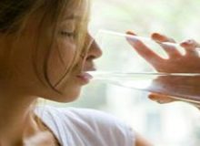 اگر همراه غذا آب بخوریم به این بیماری ها دچار می شویم