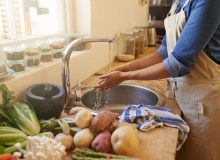 شستن این مواد غذایی قبل از پخت اشتباه است