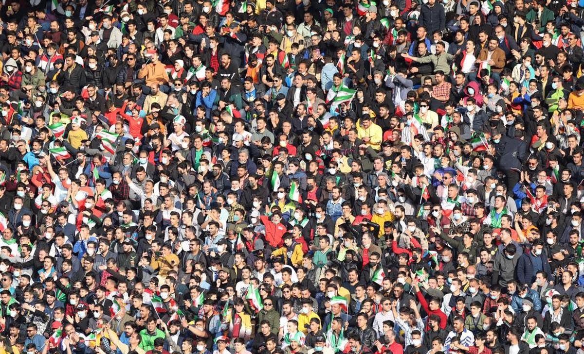 چرا زنان پشت در ورزشگاه مشهد ماندند؟