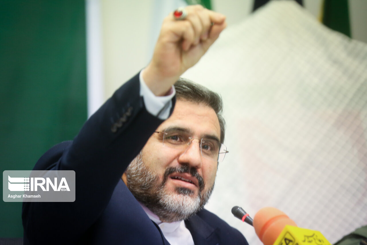 معتقد به توقیف نیستم/به بازیگری که ۴۳ سال اجازه کار نداشت مجوز دادیم
