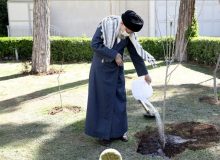رهبر انقلاب به مناسبت روز درختکاری نهال کاشتند