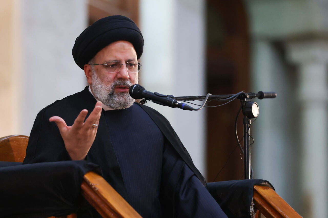 مسوولان باید نسبت به جامعه و همراه بودن با زندگی مردم توجه داشته باشند