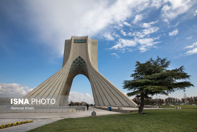 چرا آسمان را آبی می‌بینیم؟