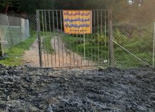 زمین فوتبالی که محصور شد