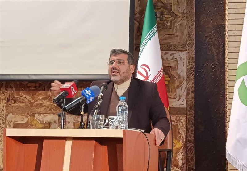 وزیر ارشاد: متأسفم که عده‌ای با اقتصاد و معیشت هنرمندان، بازی سیاسی می‌کنند