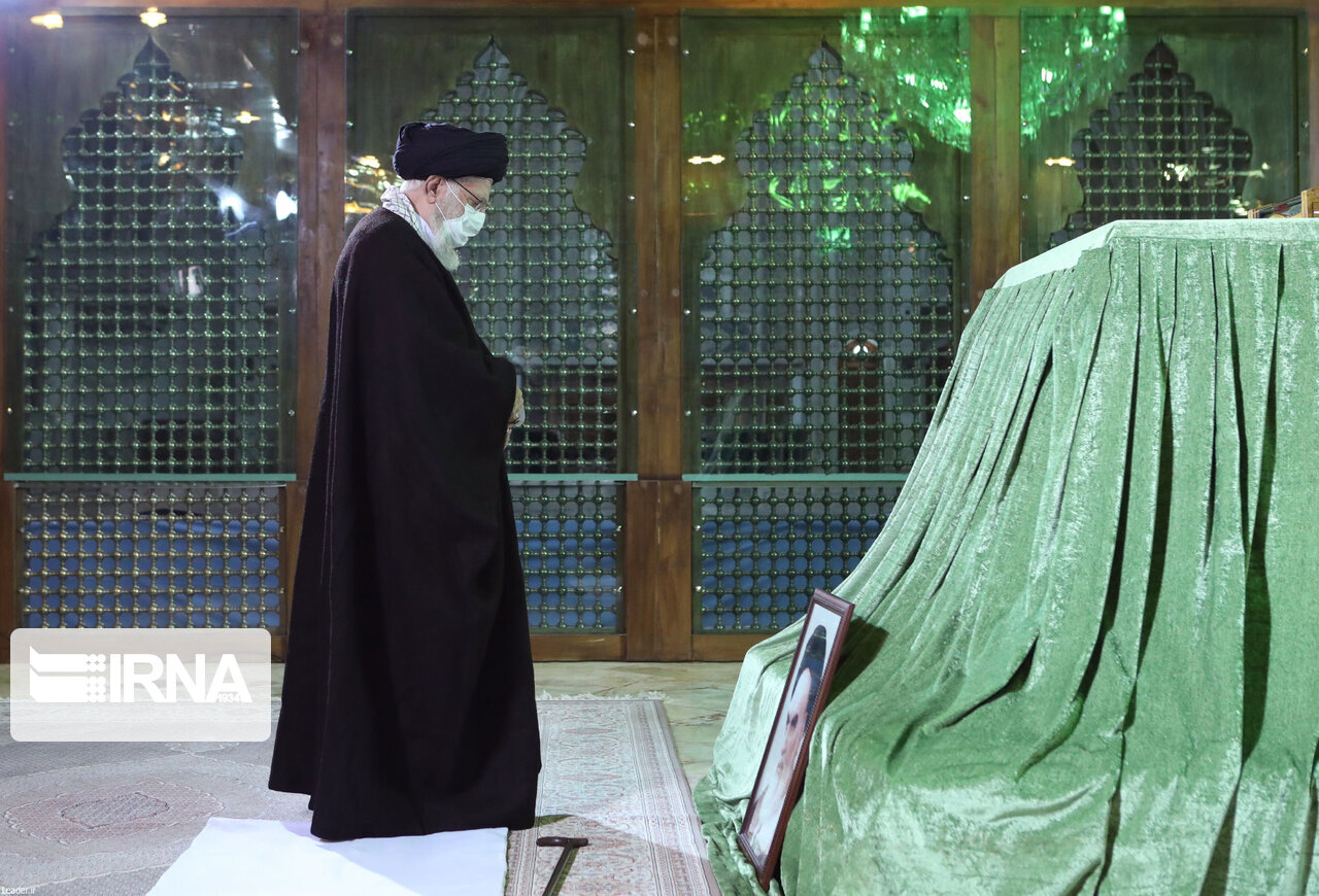 حضور رهبر انقلاب در حرم امام خمینی (س) و گلزار شهدای بهشت زهرا