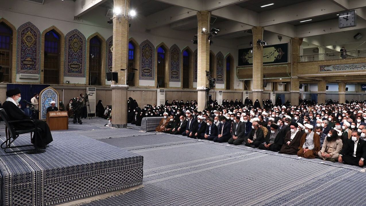 رهبر انقلاب: راهبرد جریان باطل کتمان یا کمرنگ‌ کردن ایام الله است