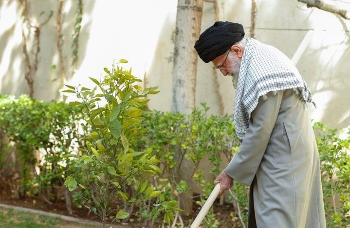 رهبر انقلاب: مسئولین باید موضوع مسمومیت دانش‌آموزان را با جدیت دنبال کنند