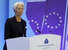رئیس بانک مرکزی اروپا: انتخاب میان پکن یا واشنگتن اقتصاد را تضعیف می کند