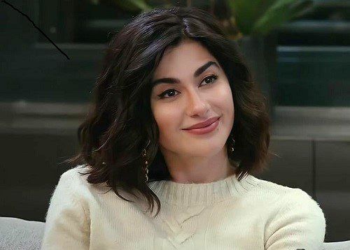 استوری جدید خانم بازیگر مشهور ترک با موهای فرفری و بارانی جذابش