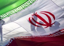 نصب بزرگ‌ ترین پرچم جمهوری اسلامی ایران در آب‌ های خلیج‌ فارس