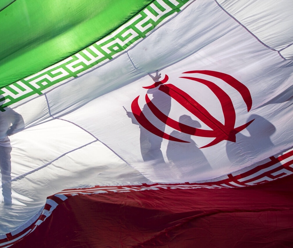 نصب بزرگ‌ ترین پرچم جمهوری اسلامی ایران در آب‌ های خلیج‌ فارس