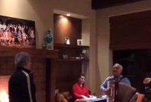 بازنشر اجرای بی‌نقص سلطان قلب‌ها توسط عارف در یک مهمانی