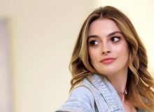 سلفی بدون آرایش بازیگر زن مشهور با موهای پریشان
