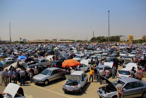 انحراف مسیر بازار خودرو با ورود دلار به کانال ۵۰هزار تومان