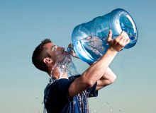 با نوشیدن بیش از حد آب چه اتفاقی برای بدن می‌افتد؟