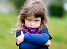چگونه با لج‌بازی کردن کودکان کنار بیاییم؟