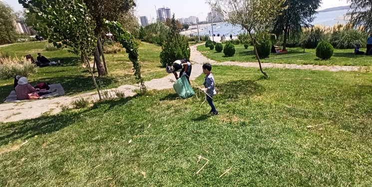 پاکسازی 10 هکتاری مجموعه اطراف دریاچه خلیج فارس از فیلتر سیگار