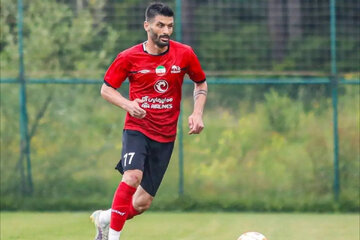 عکس| پرسپولیسی سابق لوگوی تراکتور را بوسید!