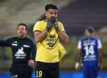 عکس‌| واکنش کاپیتان پرسپولیس به حرکت جنجالی نورافکن