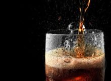 زیاد نوشیدنِ نوشابه رژیمی خطر بیماری کبدی را افزایش می دهد
