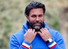 عکس| استایل عجیب نیکبخت واحدی روی نیمکت مربیگری با شلوار پاره