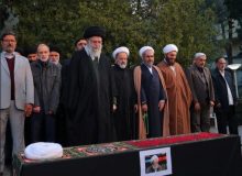 اقامه نماز رهبر انقلاب بر پیکر آیت‌الله امامی‌کاشانی