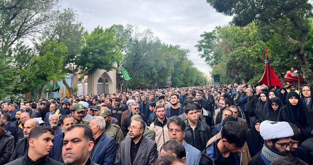 عبور پیکر شهدای خدمت از میان خیل جمعیت