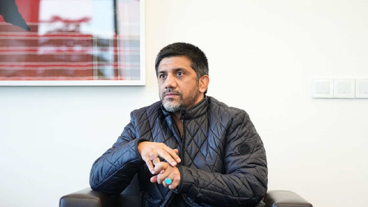 دبیر: دست تک تک بچههای زحمتکش صداوسیما را میبوسم