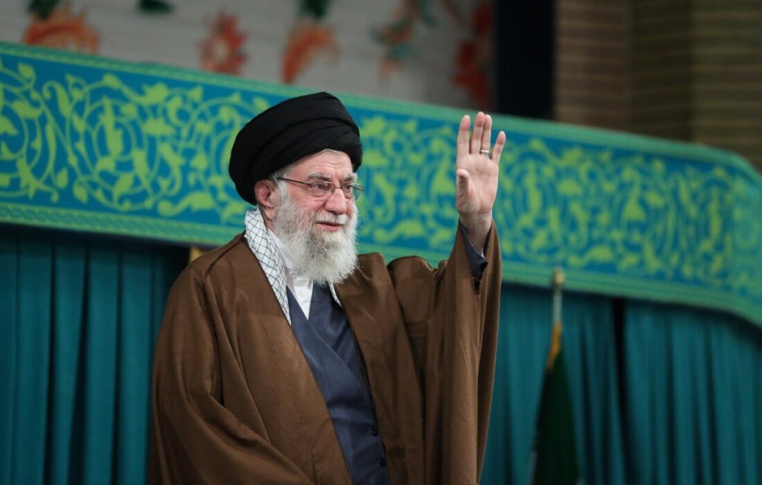 رهبر معظم انقلاب: زن، کارگزار خانه نیست، مدیر است