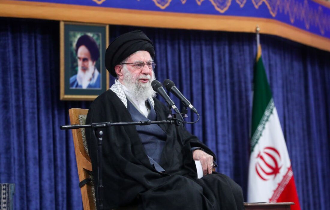 رهبر انقلاب:درمقابل جنگ نرم دشمن بی‌تفاوت نباشیم/باهمراهی مردم دشمن را به زانو در می‌آوریم