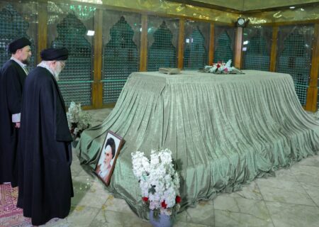رهبر انقلاب در مرقد مطهر امام راحل(ره) حضور یافتند