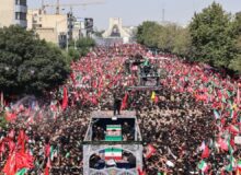 گاردین: تشییع میلیونی، نشان از تغییر فضای ایران دارد