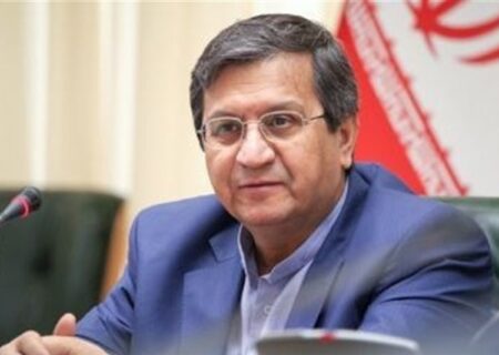 همتی: بانک مرکزی به‌موقع و با قدرت در بازار ارز مداخله می کند
