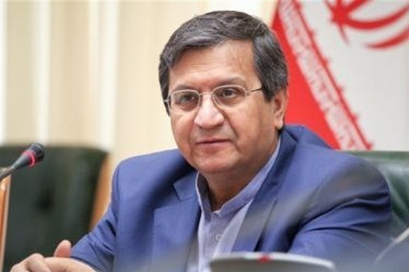 همتی: بانک مرکزی بهموقع و با قدرت در بازار ارز مداخله می کند